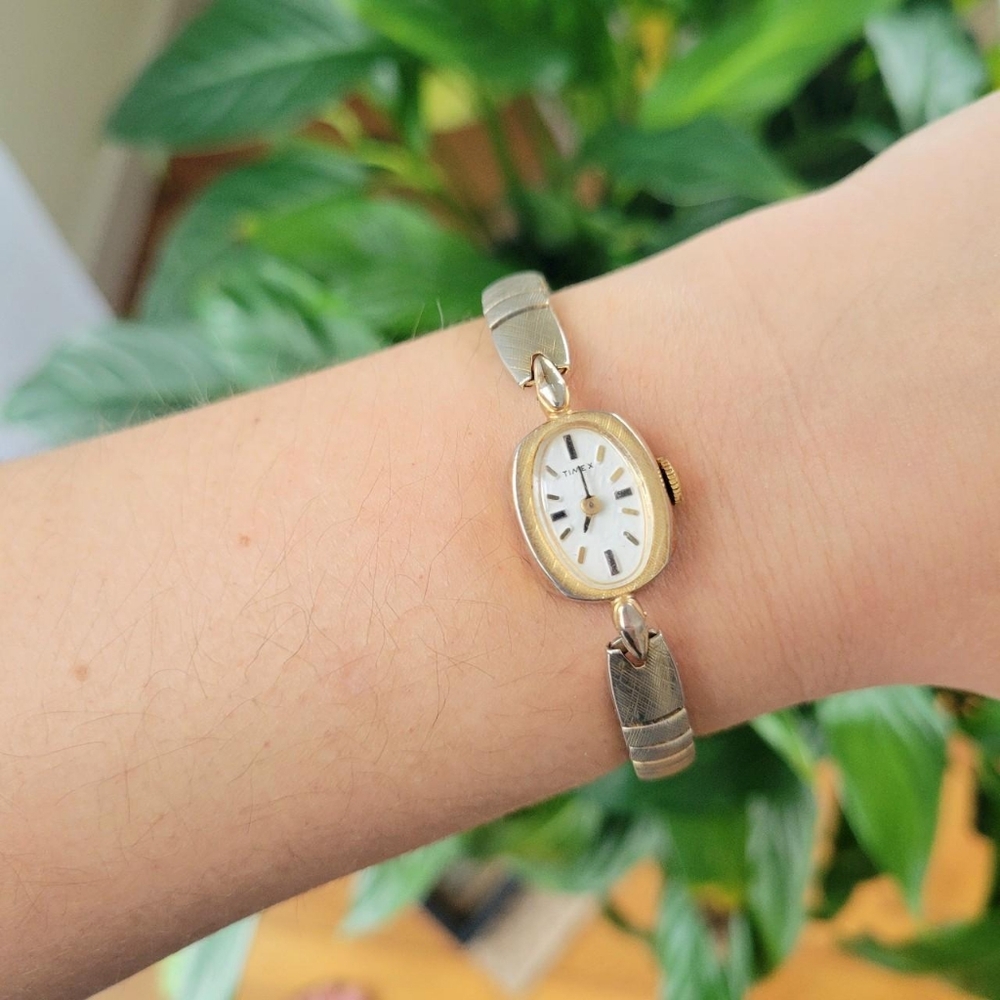 Vintage Timex Classic Silver & Gold Womens Womans Analog Stretch Watch
